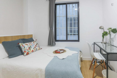 Tasteful double bedroom in a student flat, in Arguelles - Gallery - 24
