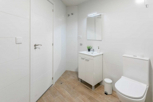 Tasteful double bedroom in a student flat, in Arguelles - Gallery - 7
