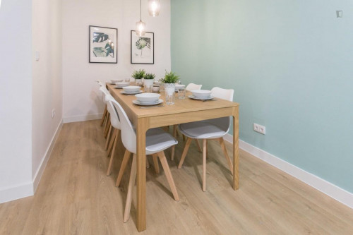 Tasteful double bedroom in a student flat, in Arguelles