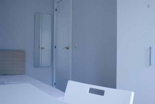 Single bedroom in an 8-bedroom flat, in central Castellana