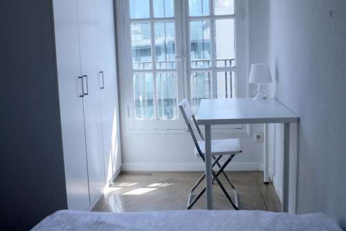 Single bedroom in an 8-bedroom flat, in central Castellana