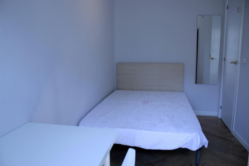 Single bedroom in an 8-bedroom flat, in central Castellana