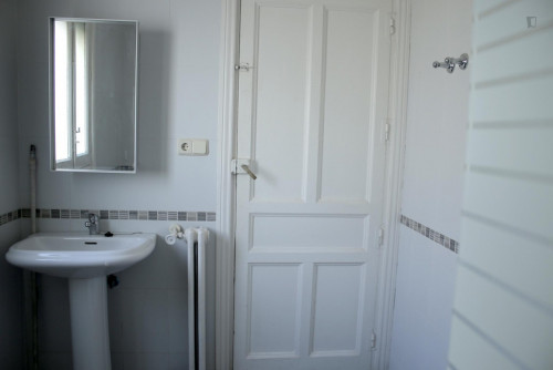 Single bedroom in an 8-bedroom flat, in central Castellana - Gallery - 7