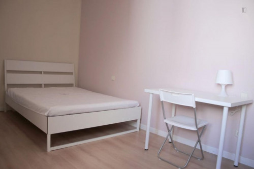 Single bedroom in an 8-bedroom flat, close to the Museo Lázaro Galdiano