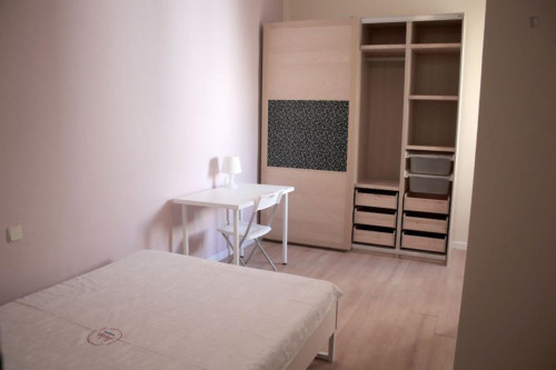 Single bedroom in an 8-bedroom flat, close to the Museo Lázaro Galdiano