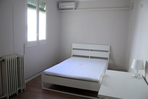 Nice single bedroom in an 8-bedroom flat, near El Retiro Park