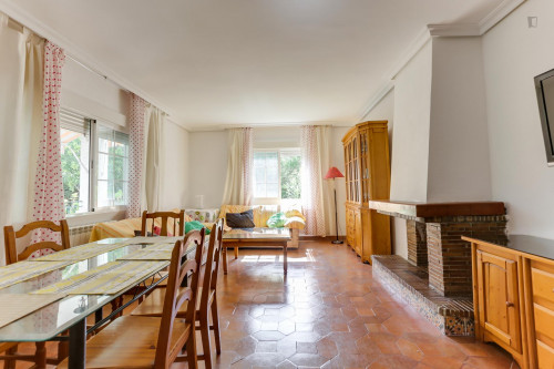 Bright single bedroom in proximity to Universidad Europea de Madrid