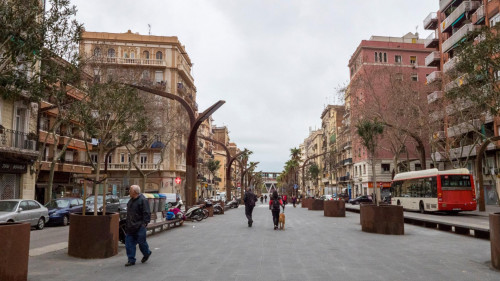 Lovely double ensuite bedroom in a 5-bedroom apartment near Mercat Nou metro station