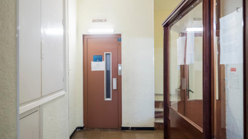 Lovely double ensuite bedroom in a 5-bedroom apartment near Mercat Nou metro station