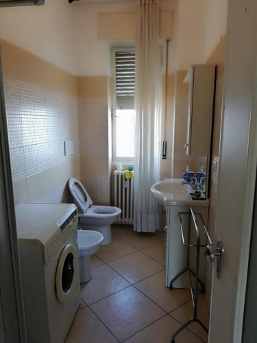 Spacious double bedroom close to NABA - Gallery - 8