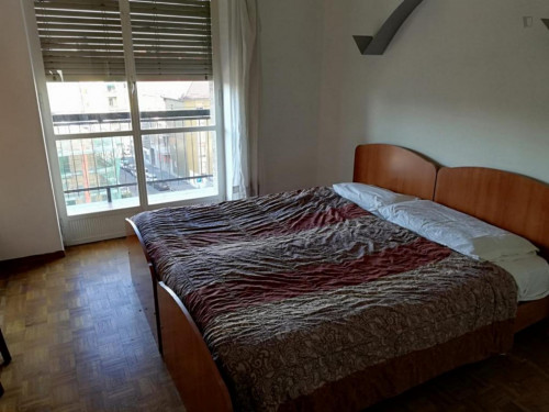 Spacious double bedroom close to NABA - Gallery - 3