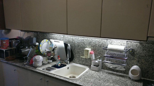 Single bedroom in a 3-bedroom apartment, in Santa Marinha