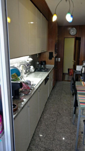 Single bedroom in a 3-bedroom apartment, in Santa Marinha