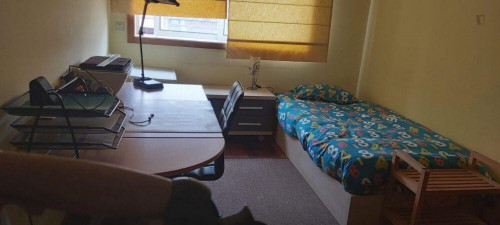 Single bedroom in a 3-bedroom apartment, in Santa Marinha