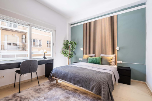 Room in Avenida de Aguilera, Alicante (Alacant) for 80 m² with 4 bedrooms