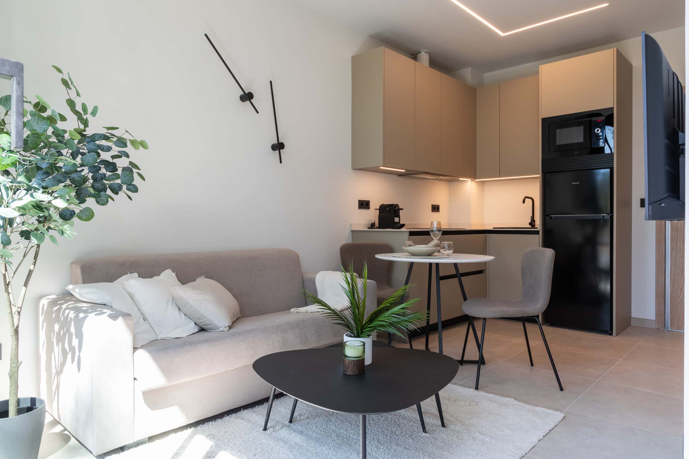 Room In Calle Tomillo, Alcorcón For 300 M² With 17 Bedrooms - 1