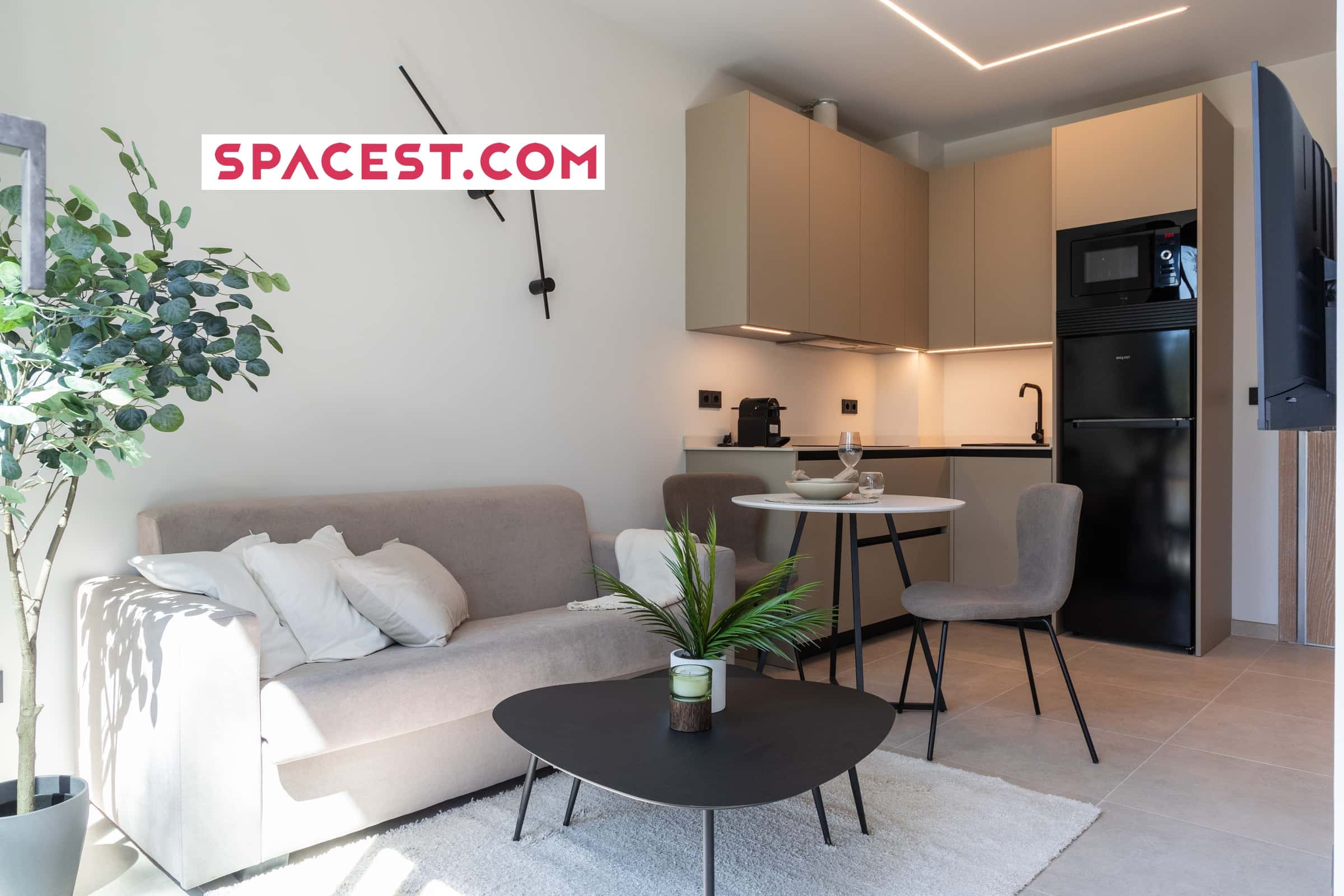 Room In Calle Tomillo, Alcorcón For 300 M² With 17 Bedrooms - 2