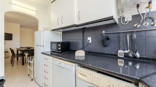 Bright 1BDR Apartment with Sea View