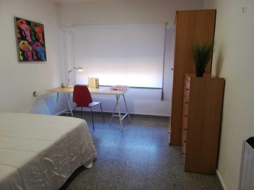 Bright double bedroom in a 3-bedroom apartment near Aragó metro station