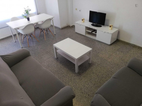 Bright double bedroom in a 3-bedroom apartment near Aragó metro station  - Gallery -  5