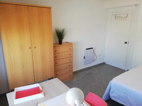 Bright double bedroom in a 3-bedroom apartment near Aragó metro station