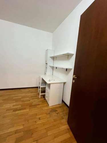 Room in Via Fiume, Sondrio for 90 m² with 2 bedrooms