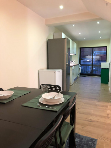 Single bedroom, with balcony, in 7-bedroom house - Gallery - 2