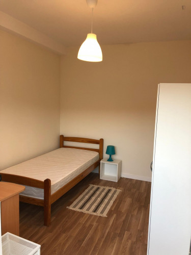 Single bedroom, with balcony, in 7-bedroom house