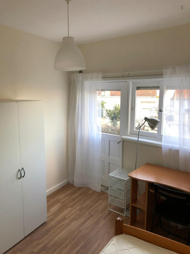 Single bedroom, with balcony, in 7-bedroom house
