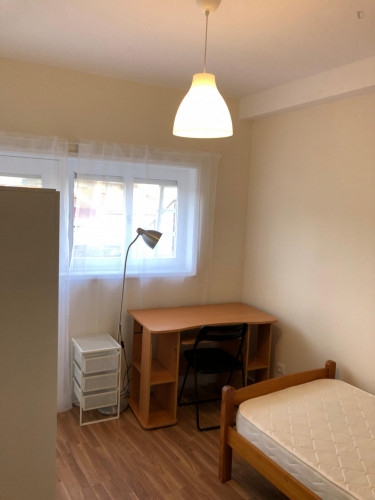 Single bedroom, with balcony, in 7-bedroom house