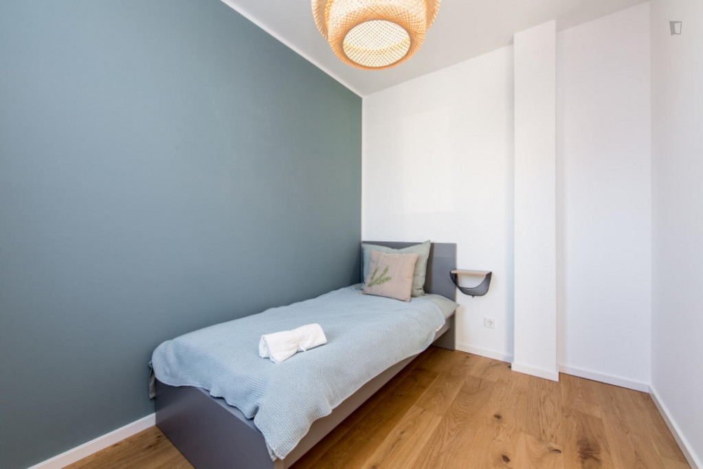 Single bedroom in 7-bedroom apartment