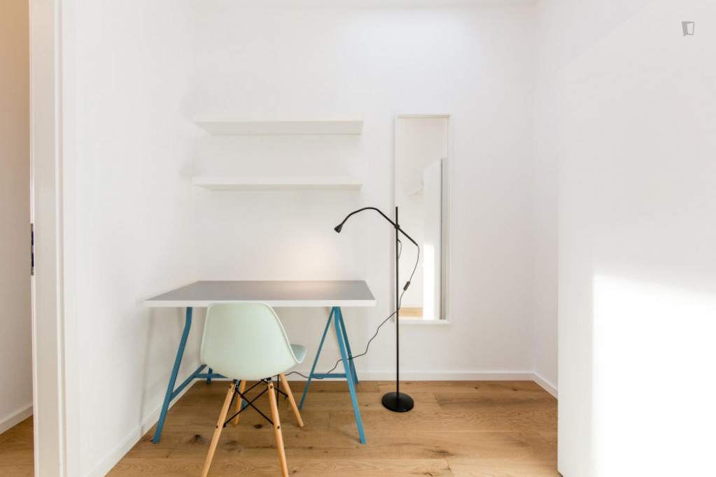 Single bedroom in 7-bedroom apartment