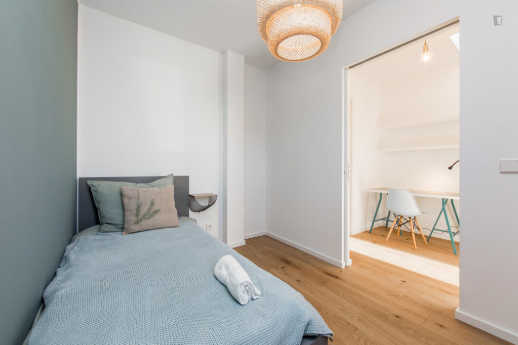 Single bedroom in 7-bedroom apartment