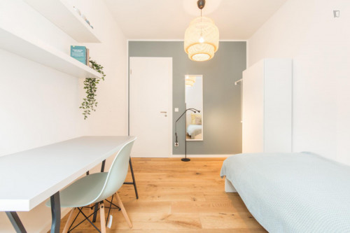 Single bedroom in 4-bedroom apartment