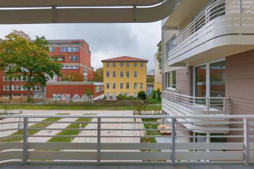 Single bedroom in 3-bedroom apartment