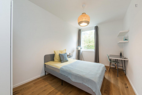 Double bedroom, with balcony, in 4-bedroom apartment