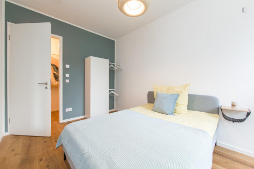 Double bedroom, with balcony, in 4-bedroom apartment