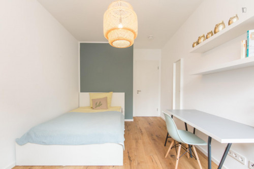 Double bedroom in 4-bedroom apartment