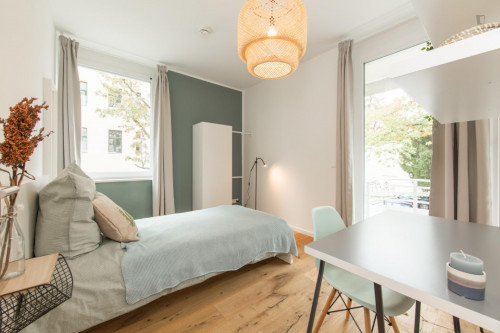 Single bedroom in 4-bedroom apartment