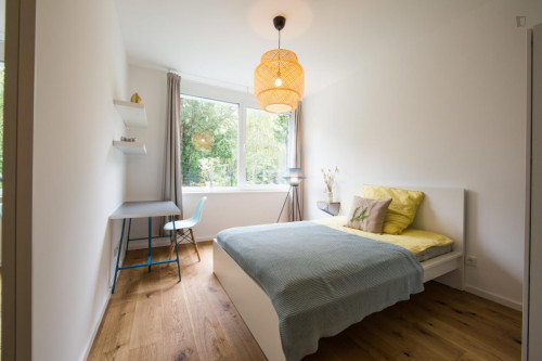 Double bedroom in 4-bedroom apartment