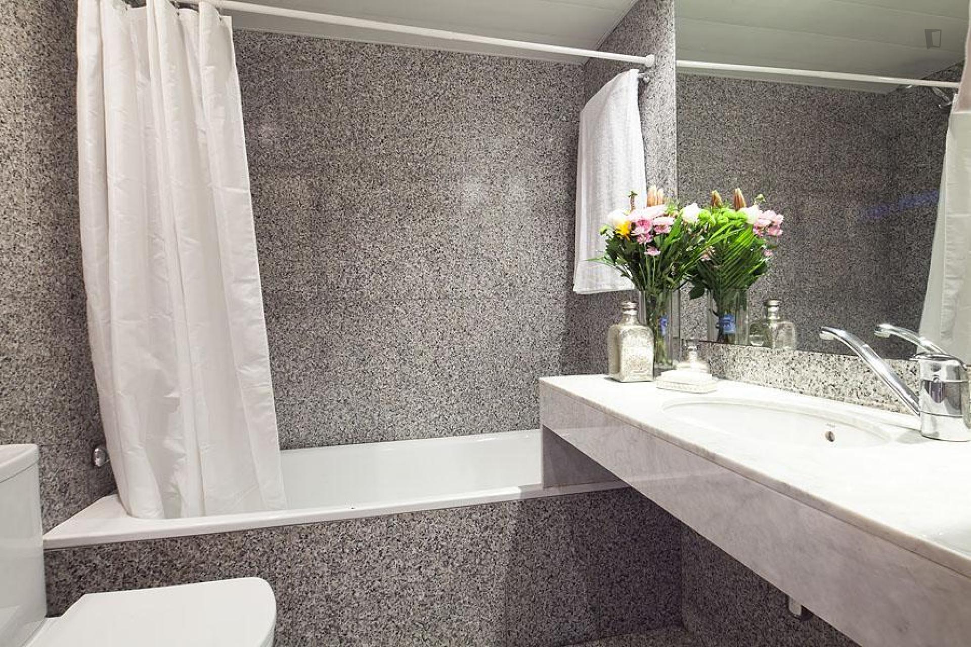 Cool 3-bedroom apartment in vibrant Sarrià-Sant Gervasi