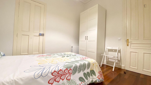 Single bedroom in a 5-bedroom apartment near Abando metro station - Gallery - 5