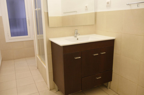 RH15-R2 High-quality single bedroom with a balcony.