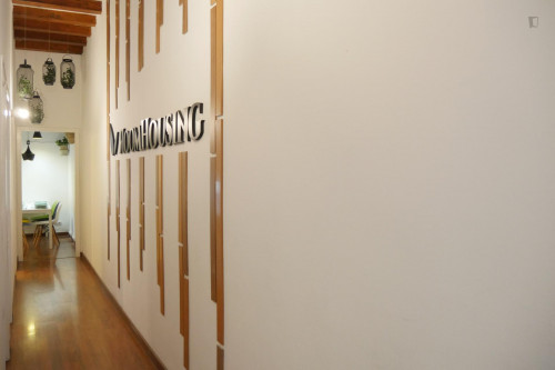 RH15-R2 High-quality single bedroom with a balcony.