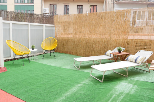 RH15-R2 High-quality single bedroom with a balcony.