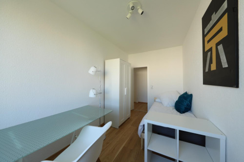 Cozy single bedroom in a 4-Bedroom apartment, close to S Johannisthal train station