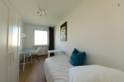 Cozy single bedroom in a 4-Bedroom apartment, close to S Johannisthal train station