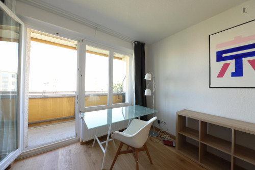 Bright double bedroom in a 4-Bedroom apartment, not far from Humboldt-Universität zu Berlin (Faculty of Mathematics and Natural Sciences)