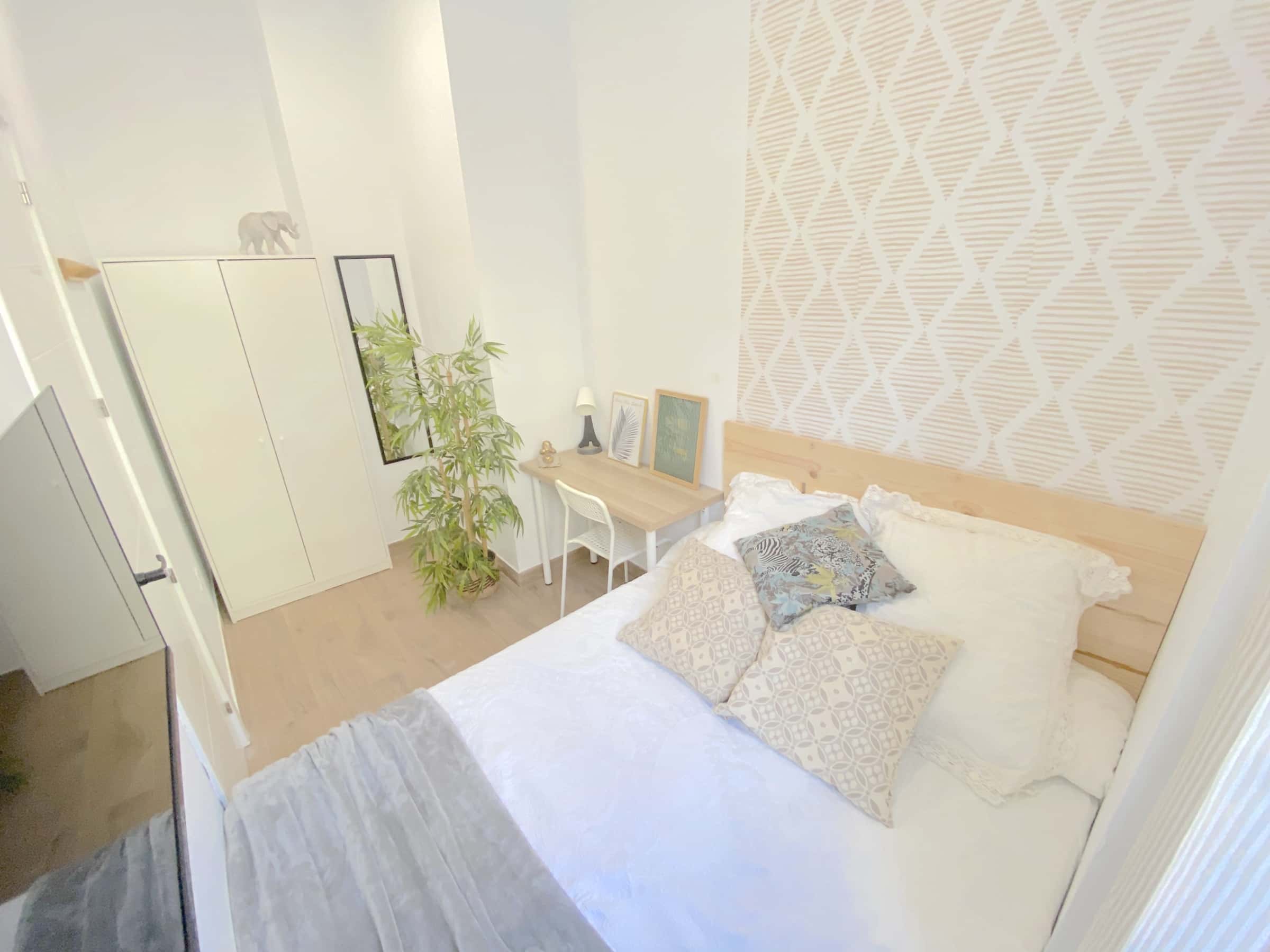  Premium Room Near CENTER With Private Bathroom*, Double Bed, TV And WIFI  -  Premium room near CENTER with private bathroom*, double bed, TV and WIFI  - Gallery -  2