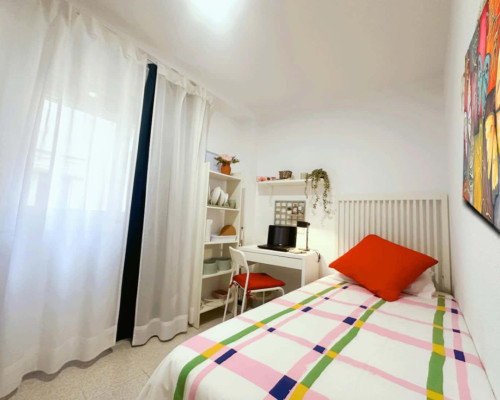 Room in Carrer Garbinet, Alacant for 110 m² with 6 bedrooms